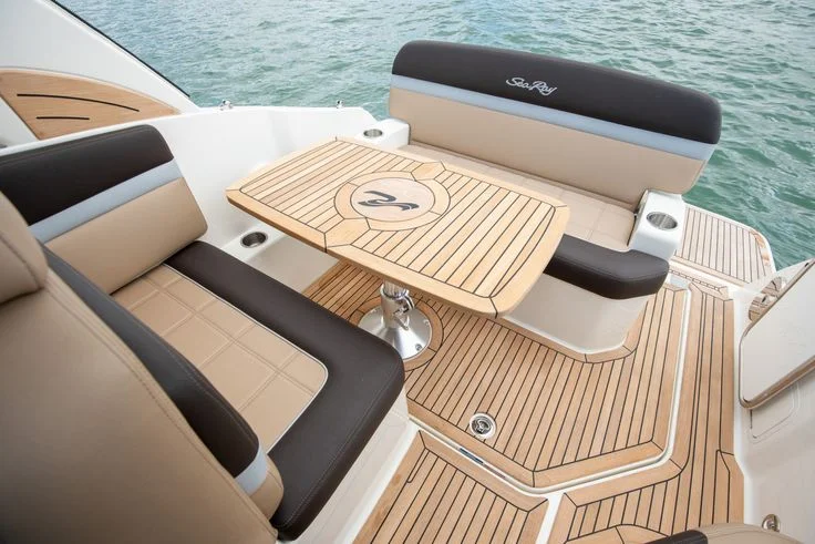 Boat floor with drainage channels